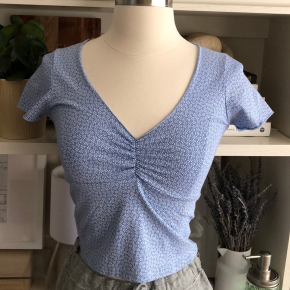 Brandy Melville Gina Floral Crop - Picture 1 of 5